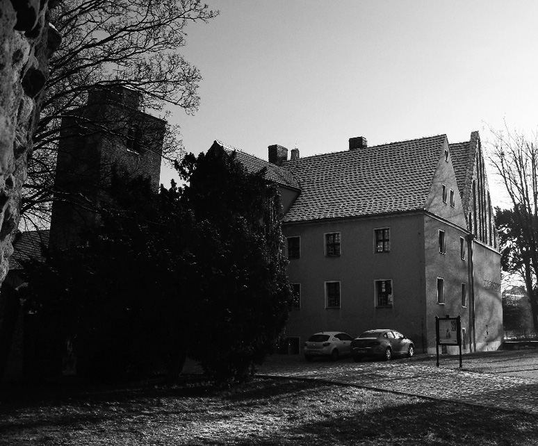 Budynek dawnej nadintendentury, obecnie siedziba Muzeum Pogranicza Śląsko-Łużyckiego. Wieża po lewej i budynek po prawej.