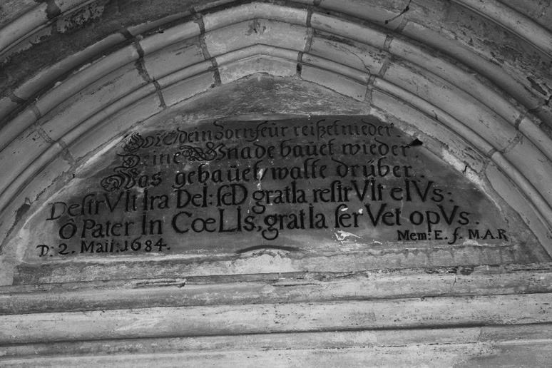 Portal w kruchcie zachodniej kościoła. Ma strzelisty łuk. W środku znajduje się inskrypcja po łacinie.