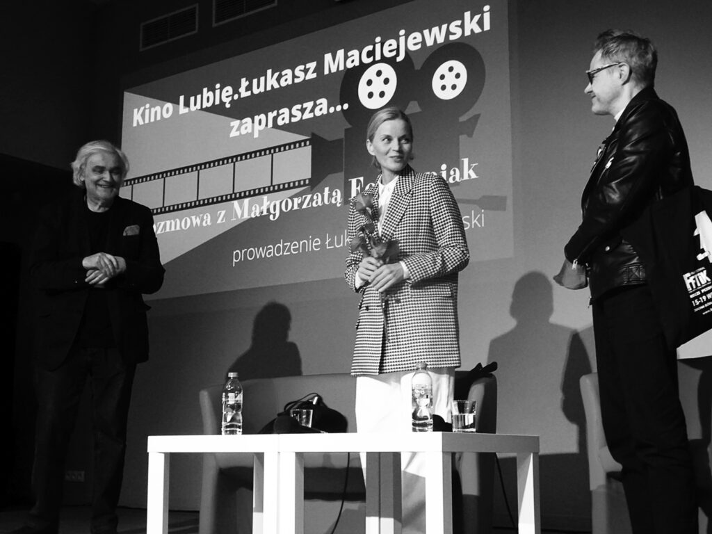Po lewej stronie stroi Dyrektor Andrzej Buck, po środku Małgorzata Foremniak, a na prawo od niej Łukasz Maciejewski.