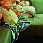 Kobieta śpi na zielonym narożniku przytulona do pas i poduszki. Ma brązową bluzę