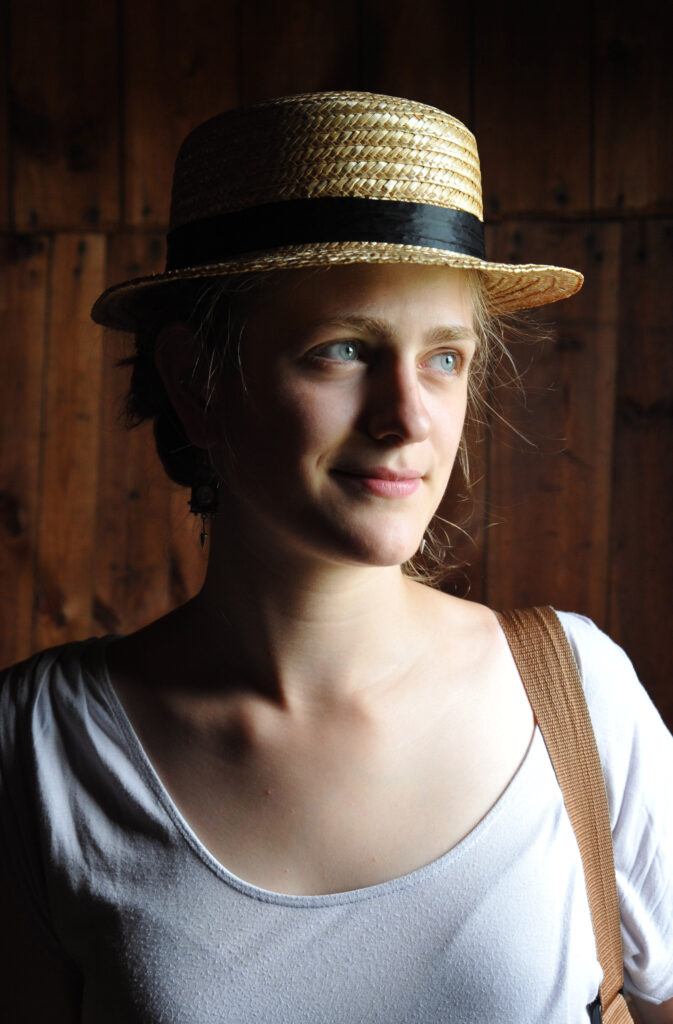 Zdjęcie Liwii Liteckiej. Wykonane z lewego profilu. Ma kapelusz na głowie.
