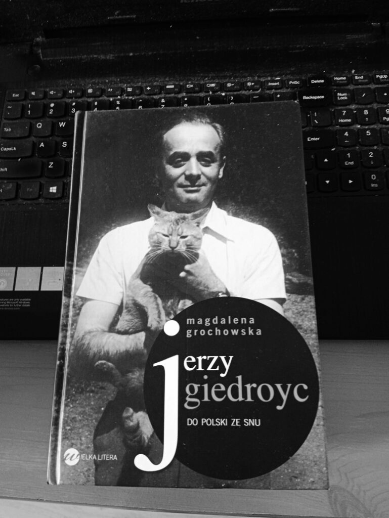 Na okładce książki znajduje się Jerzy Giedoryc, któy trzyma rudego kota w rękach.