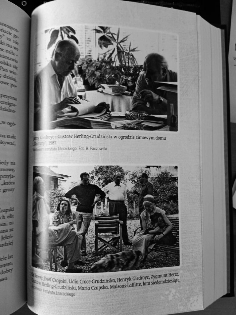 Strona książki ze zdjęciami, na których są ludzie.