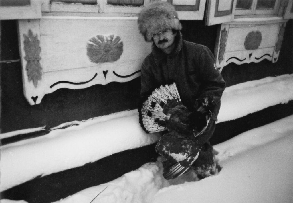 Mirosław Kuleba na Syberii. W Syberyjskej czapce. W śniegu po pas.