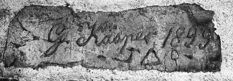 Znak i podpis mistrza murarskiego G. Kaspera z 1899 roku