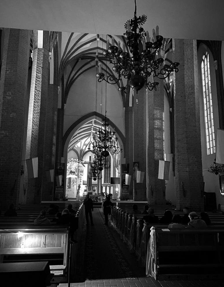 Zdjęcie przedstawia wnętrze katedry.