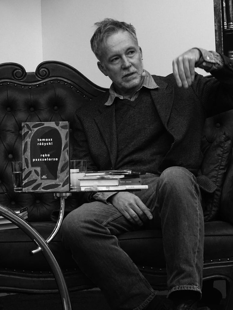 Zdjęcie Różyckiego przemawiającego w Pro Libris Cafe.