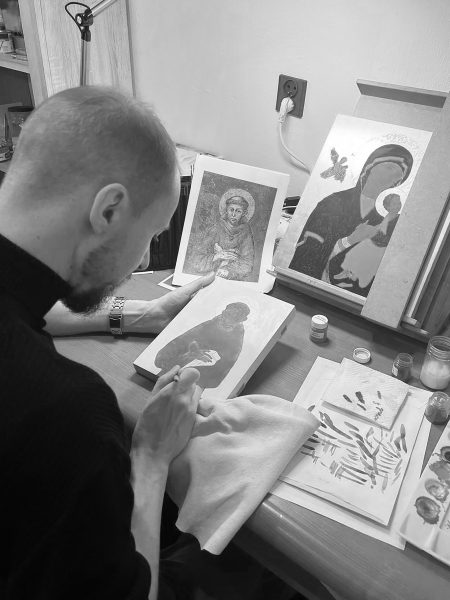 Tomasz podczas pisania ikon,cz-b, fot. Aleksandra Padzikowska